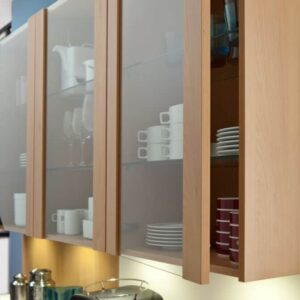Навесные шкафы оснащены безручечной системой открывания и встроенной LED подсветкой.