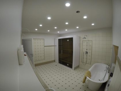KLAFS S1 раздвижная сауна в ванной комнате