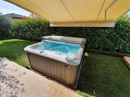 Массажный бассейн Jacuzzi J-235 — летние цены